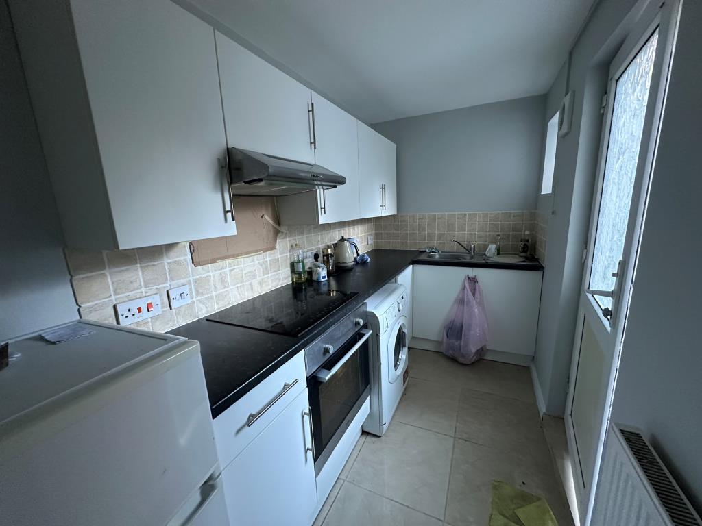 Lot: 137 - ONE-BEDROOM BASEMENT FLAT WITH OUTSIDE SPACE - Kitchen